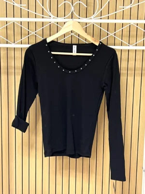 Camiseta tachuelas escote negra