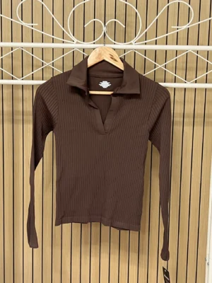 Camiseta polo canalé chocolate