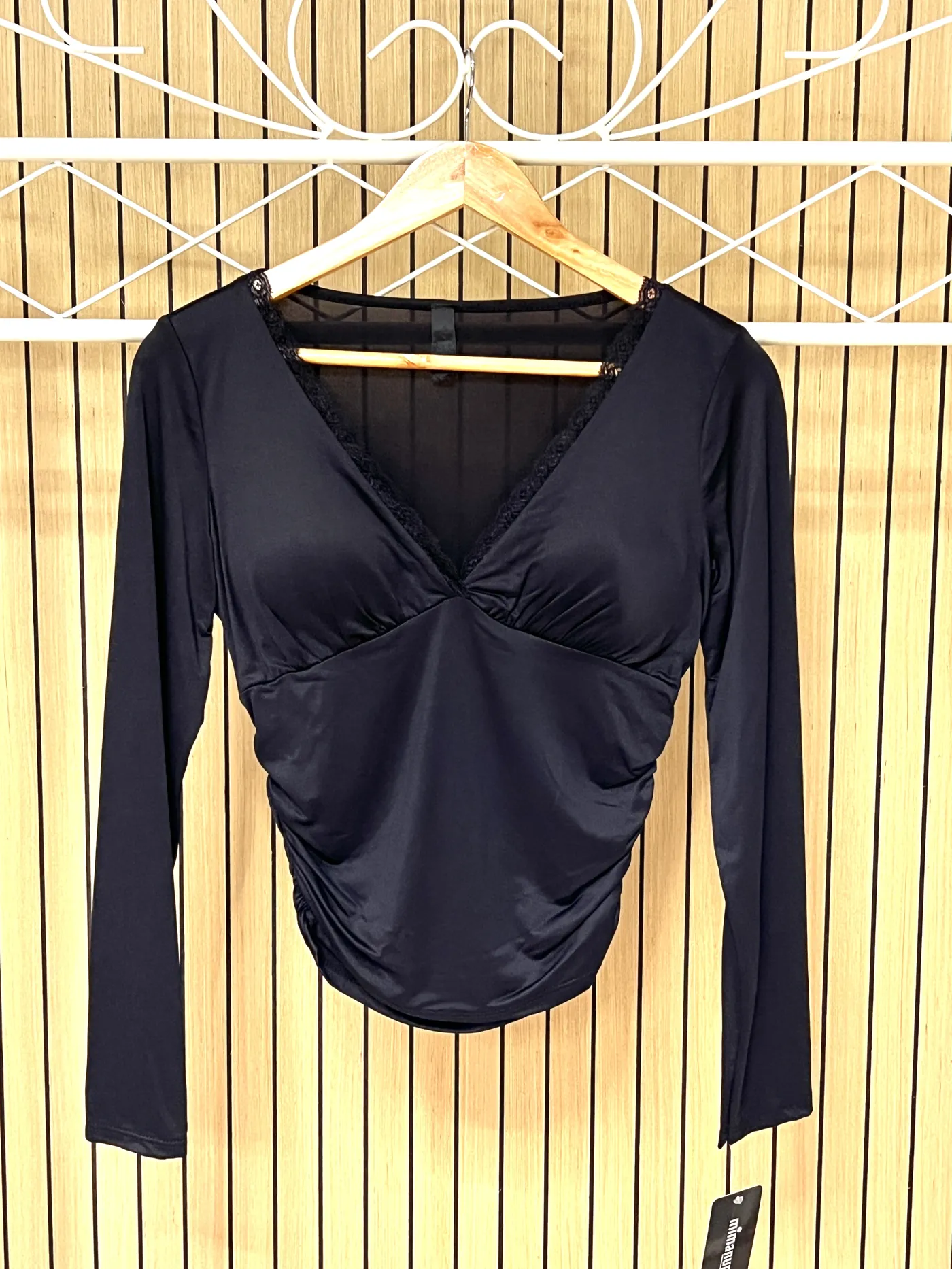 Camiseta lycra escote pico encaje fruncida cascos negra