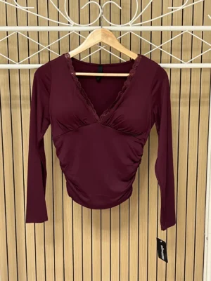 Camiseta lycra escote pico encaje fruncida cascos granate