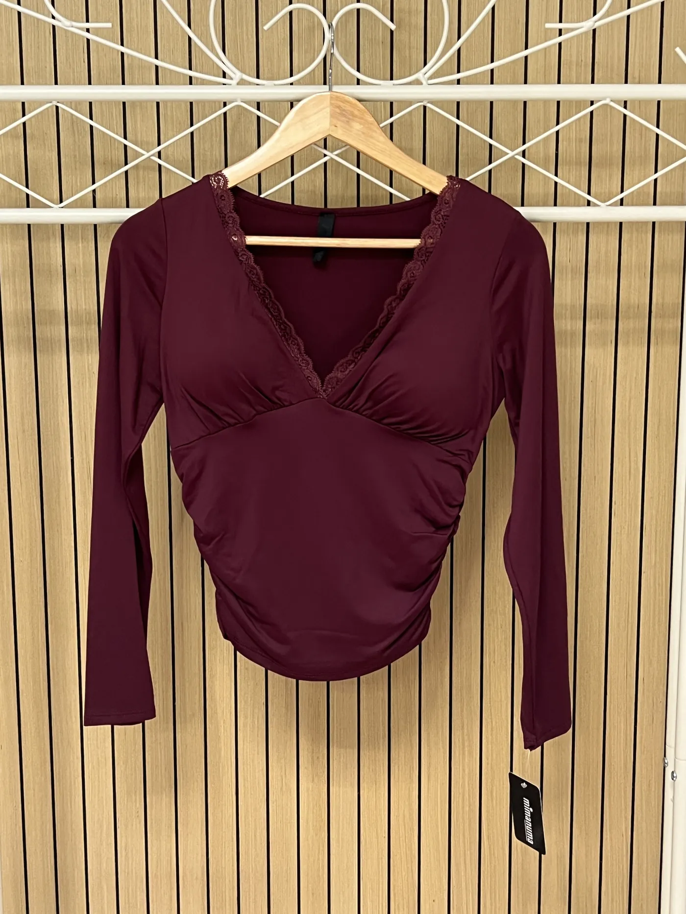 Camiseta lycra escote pico encaje fruncida cascos granate