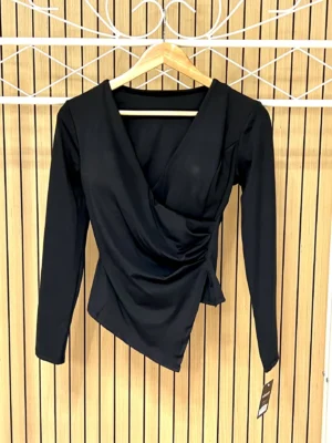 Camiseta lycra escote cruzado fruncida negra
