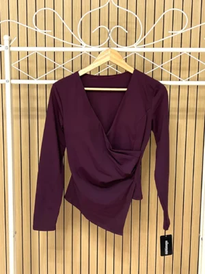 Camiseta lycra escote cruzado fruncida berenjena