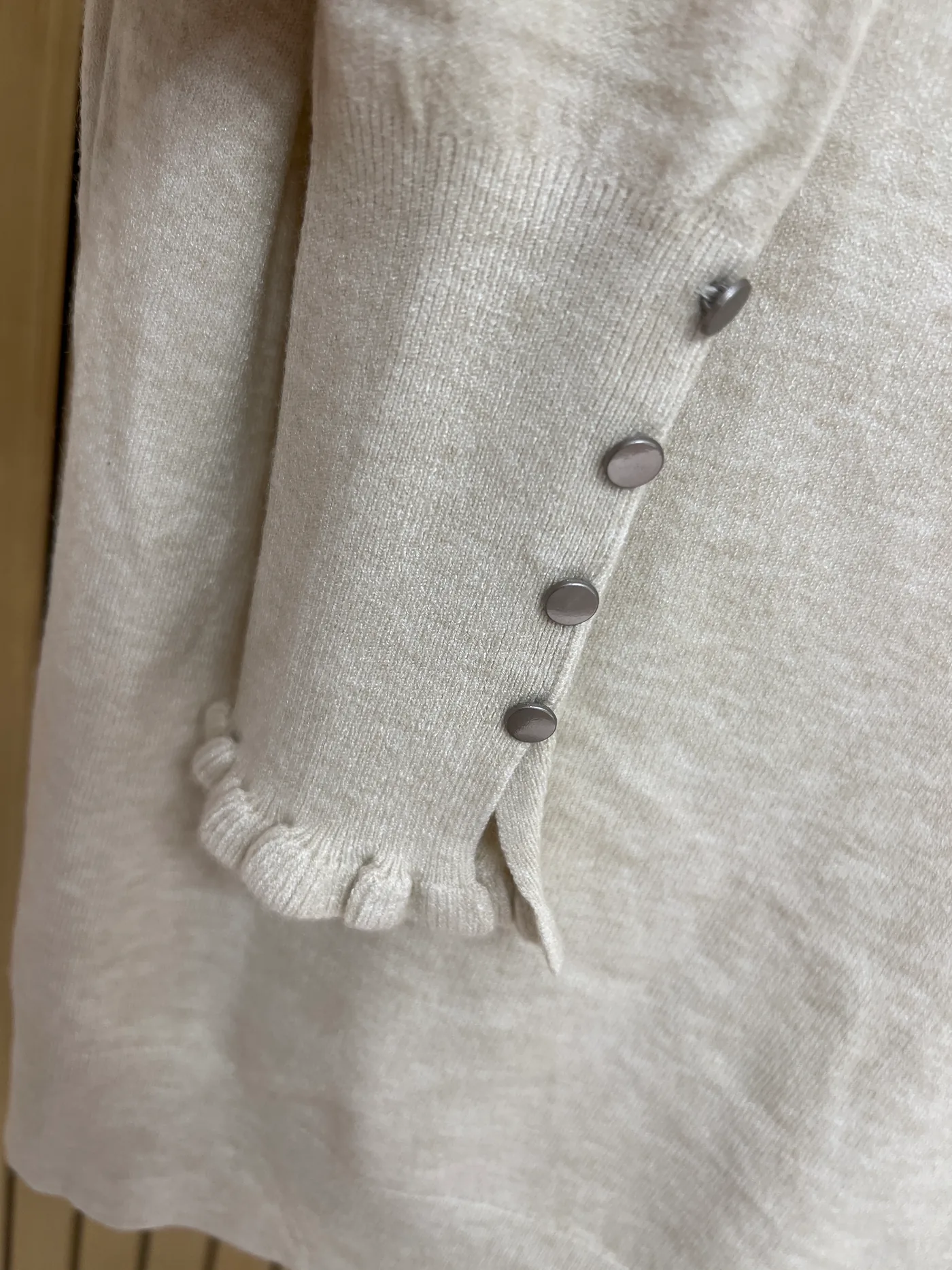 Jersey punto cuello y puños volantes botones beige - Imagen 2