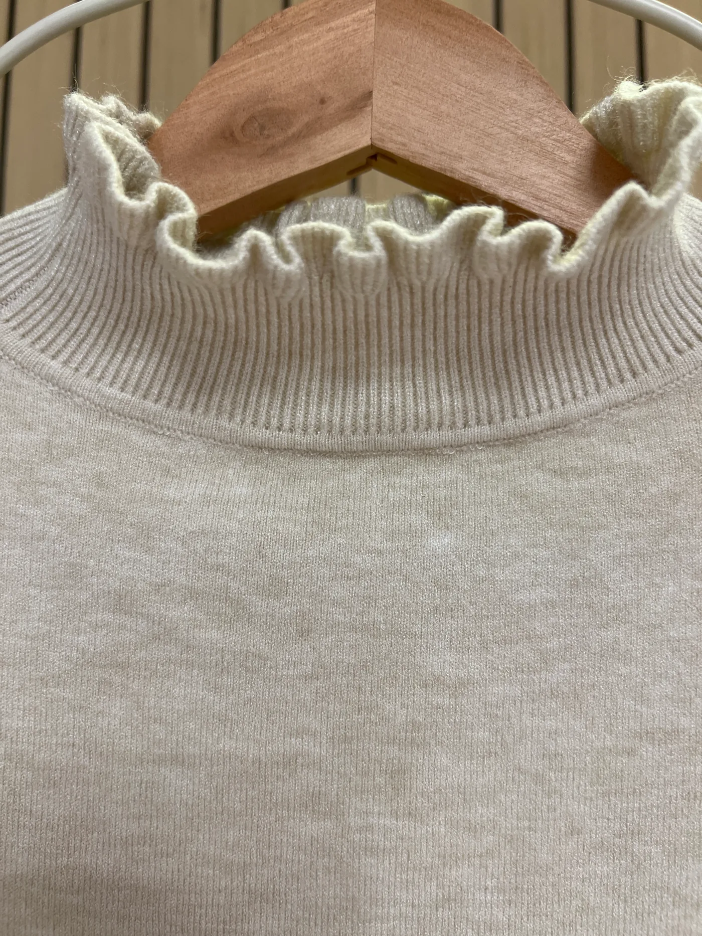Jersey punto cuello y puños volantes botones beige - Imagen 3