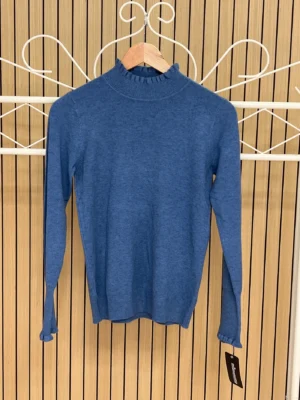 Jersey punto cuello y puños volantes botones azul vaquero