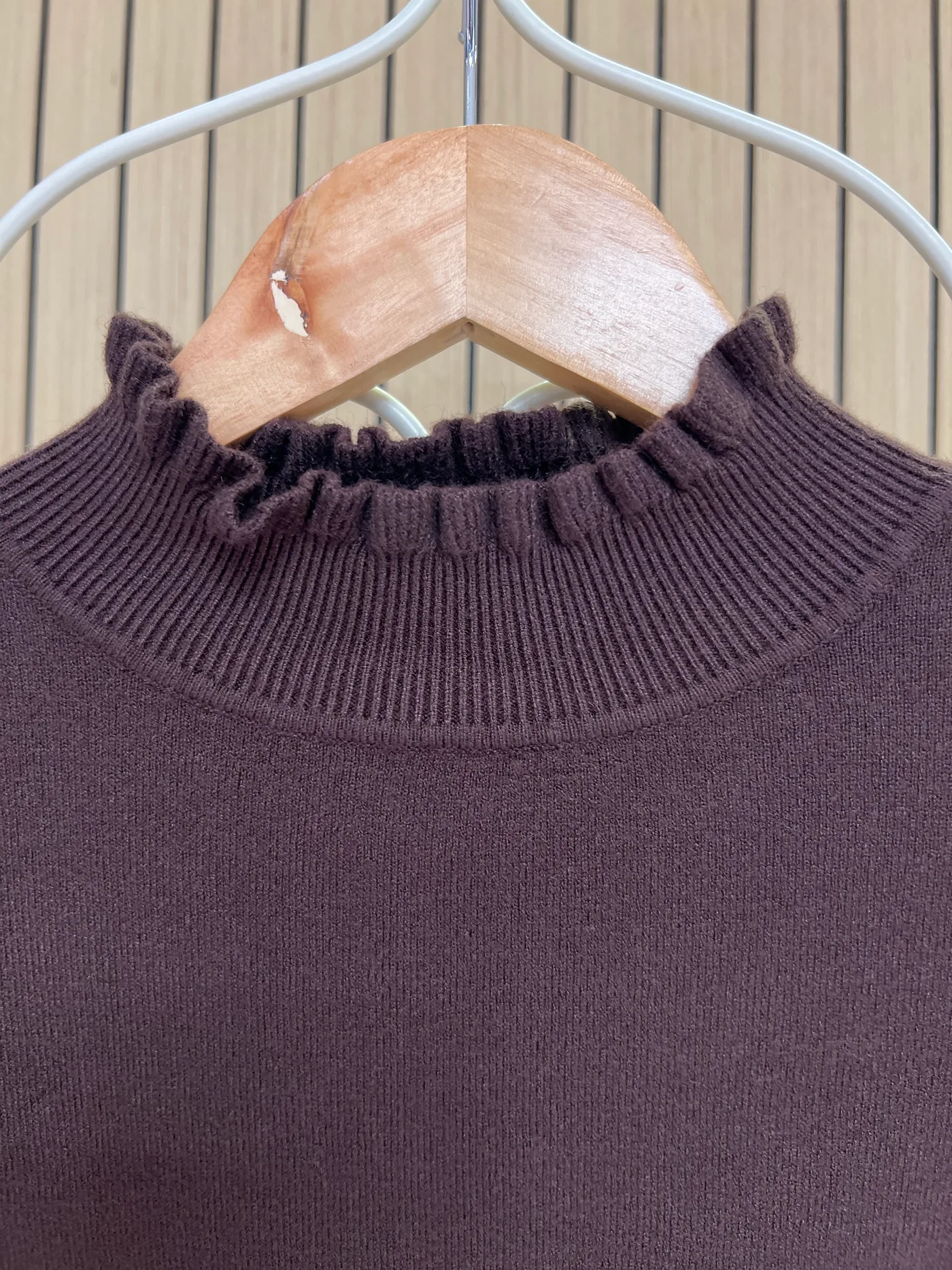 Jersey punto cuello y puños volantes botones chocolate - Imagen 3