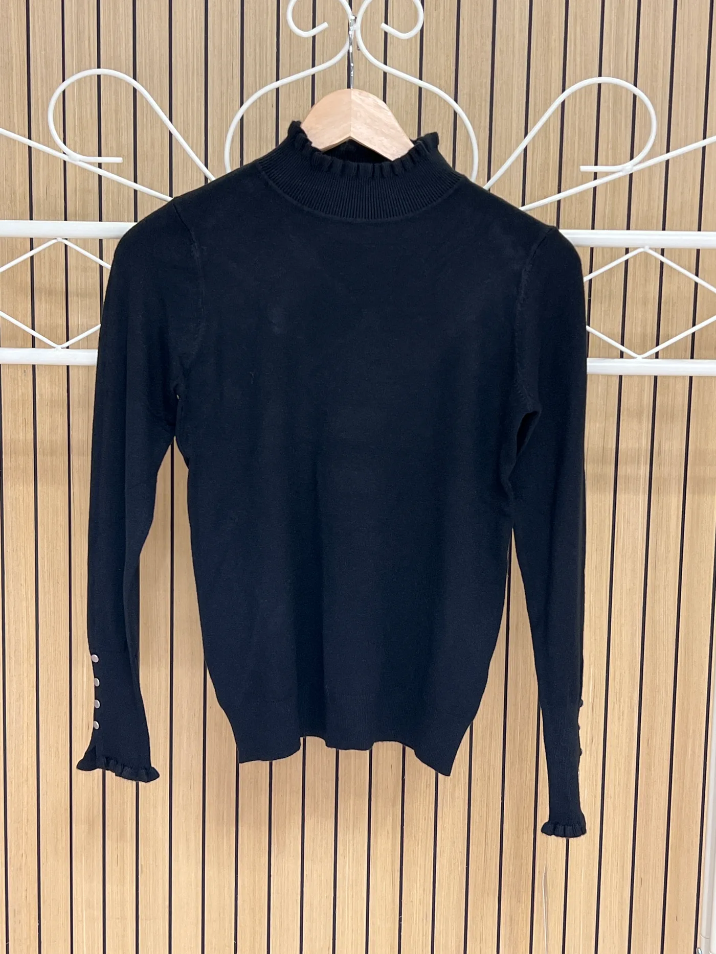 Jersey punto cuello y puños volantes botones negro