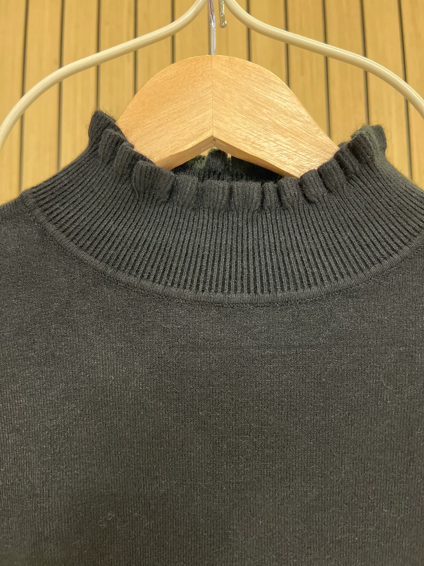 Jersey punto cuello y puños volantes botones negro - Imagen 2