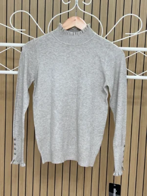 Jersey punto cuello y puños volantes botones taupe