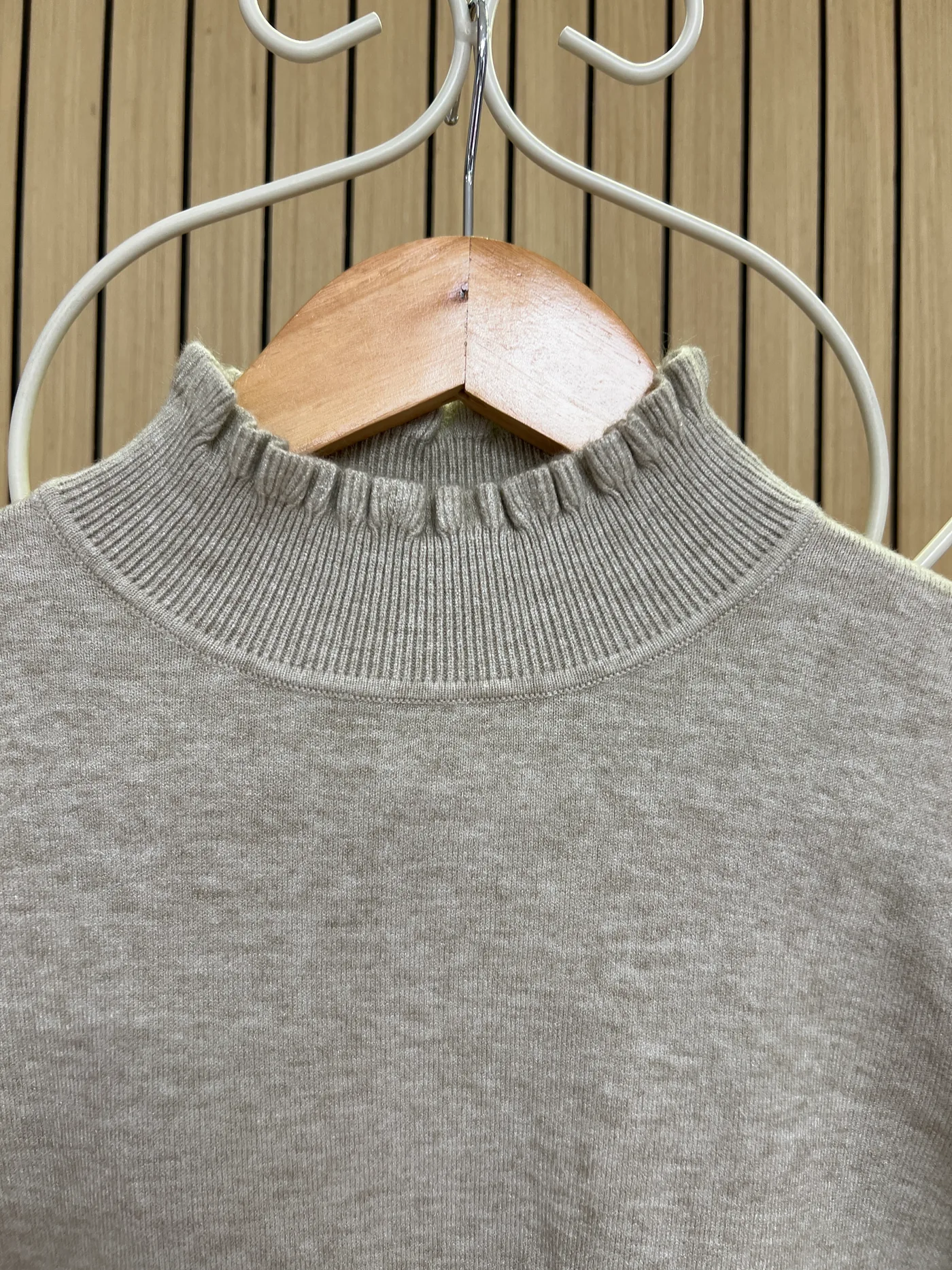 Jersey punto cuello y puños volantes botones taupe - Imagen 2