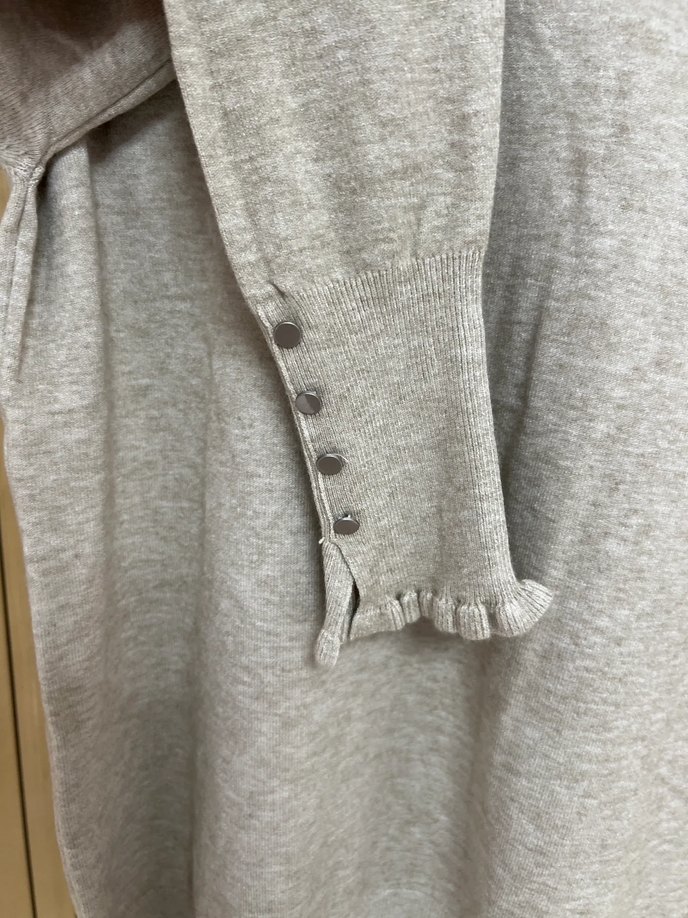 Jersey punto cuello y puños volantes botones taupe - Imagen 3
