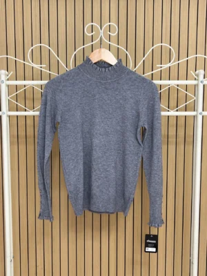 Jersey punto cuello y puños volantes botones gris
