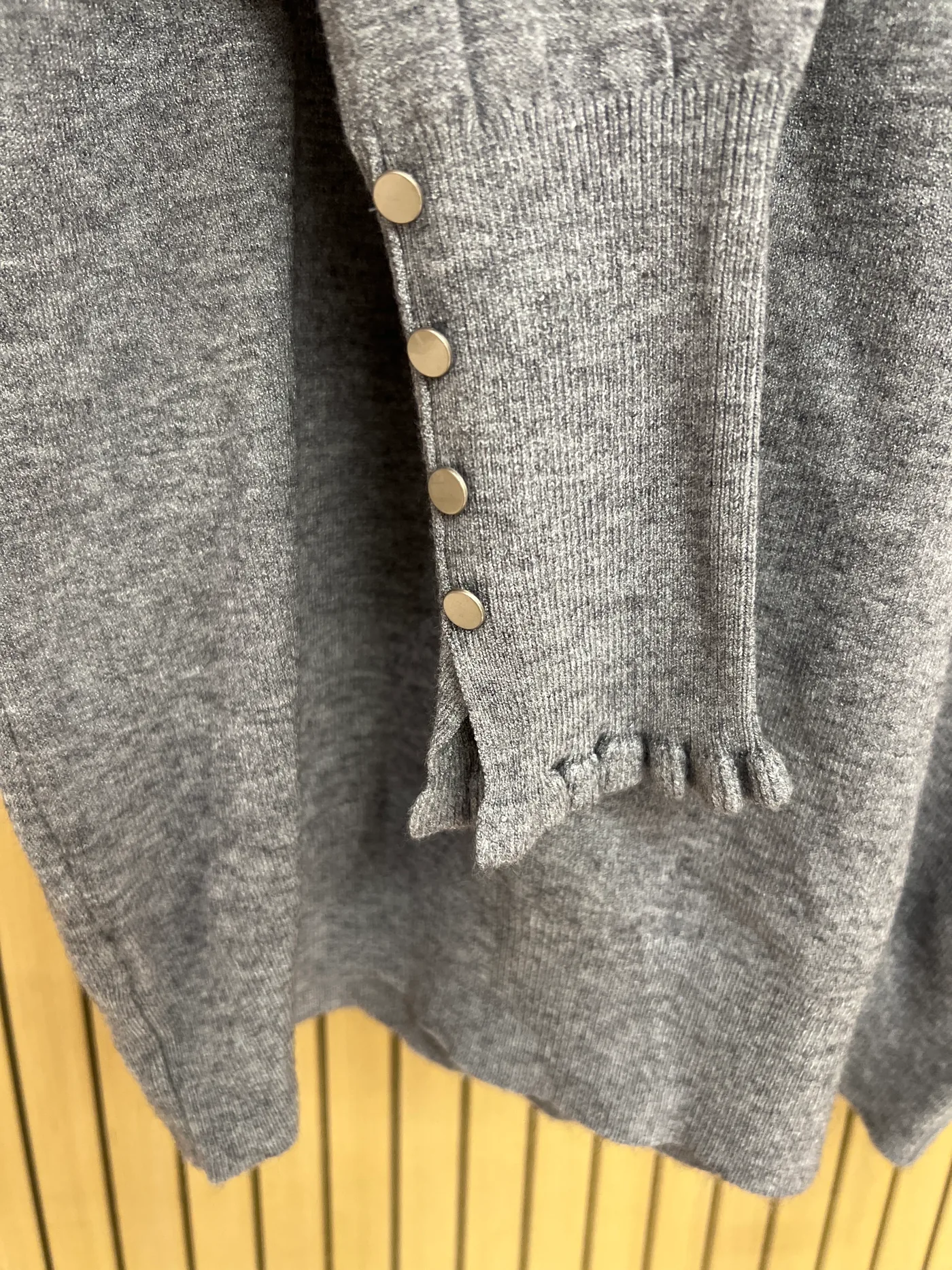 Jersey punto cuello y puños volantes botones gris - Imagen 2