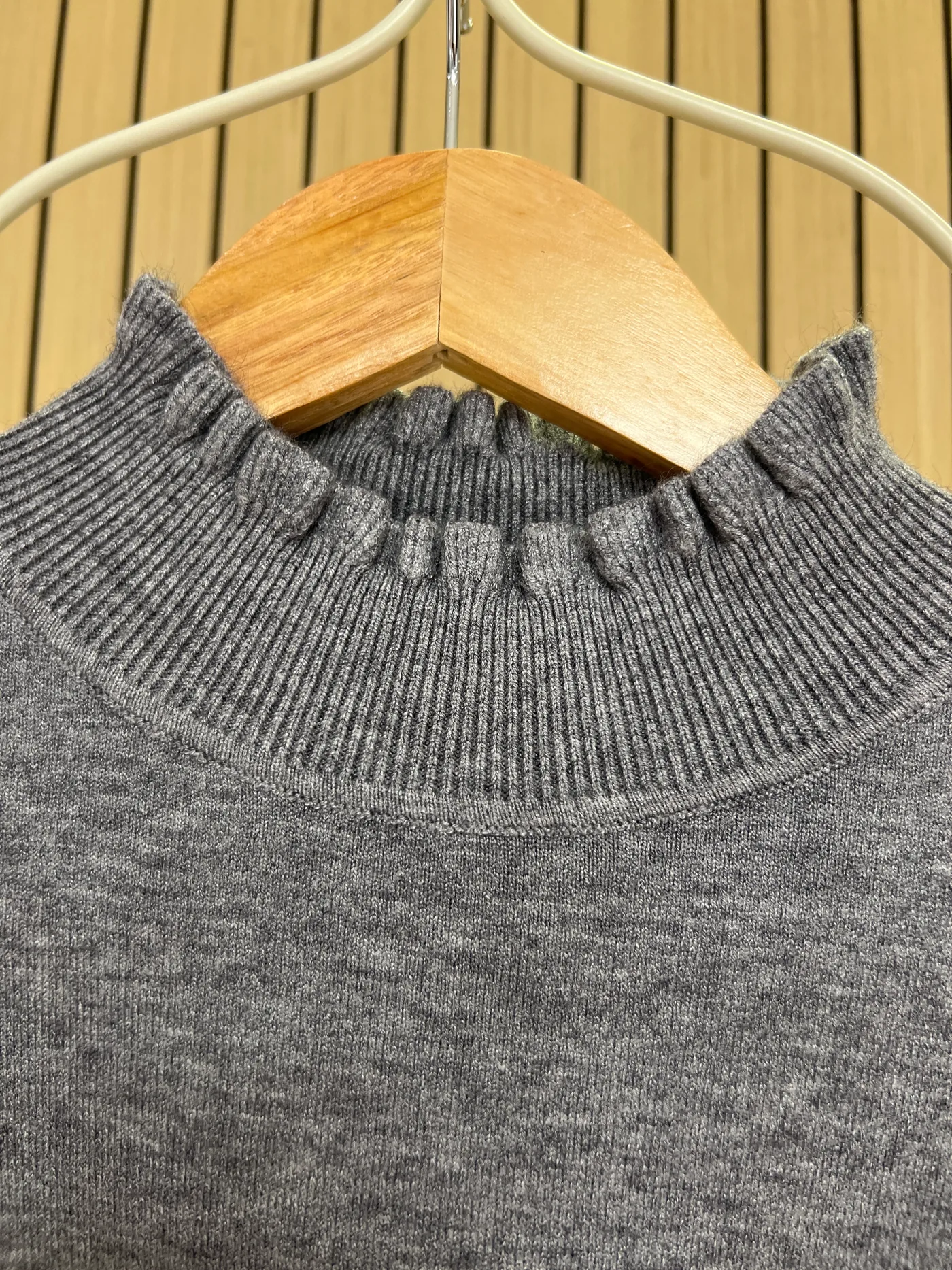 Jersey punto cuello y puños volantes botones gris - Imagen 3