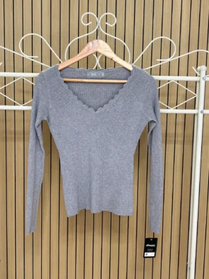 Jersey punto canalé escote pico zig-zag gris