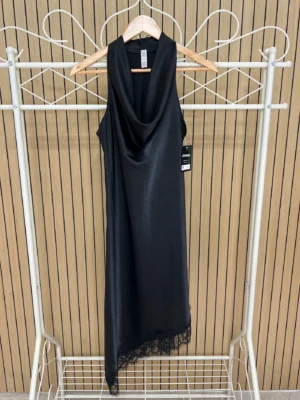 Vestido raso cuello pico encaje negro