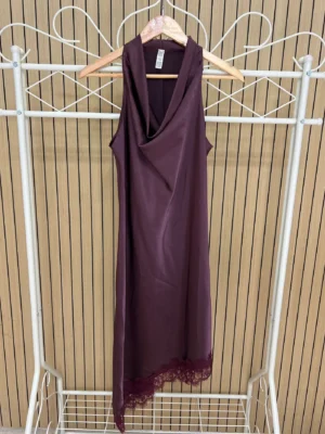 Vestido raso cuello pico encaje berenjena