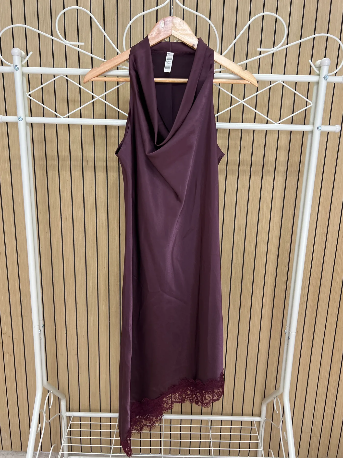 Vestido raso cuello pico encaje berenjena
