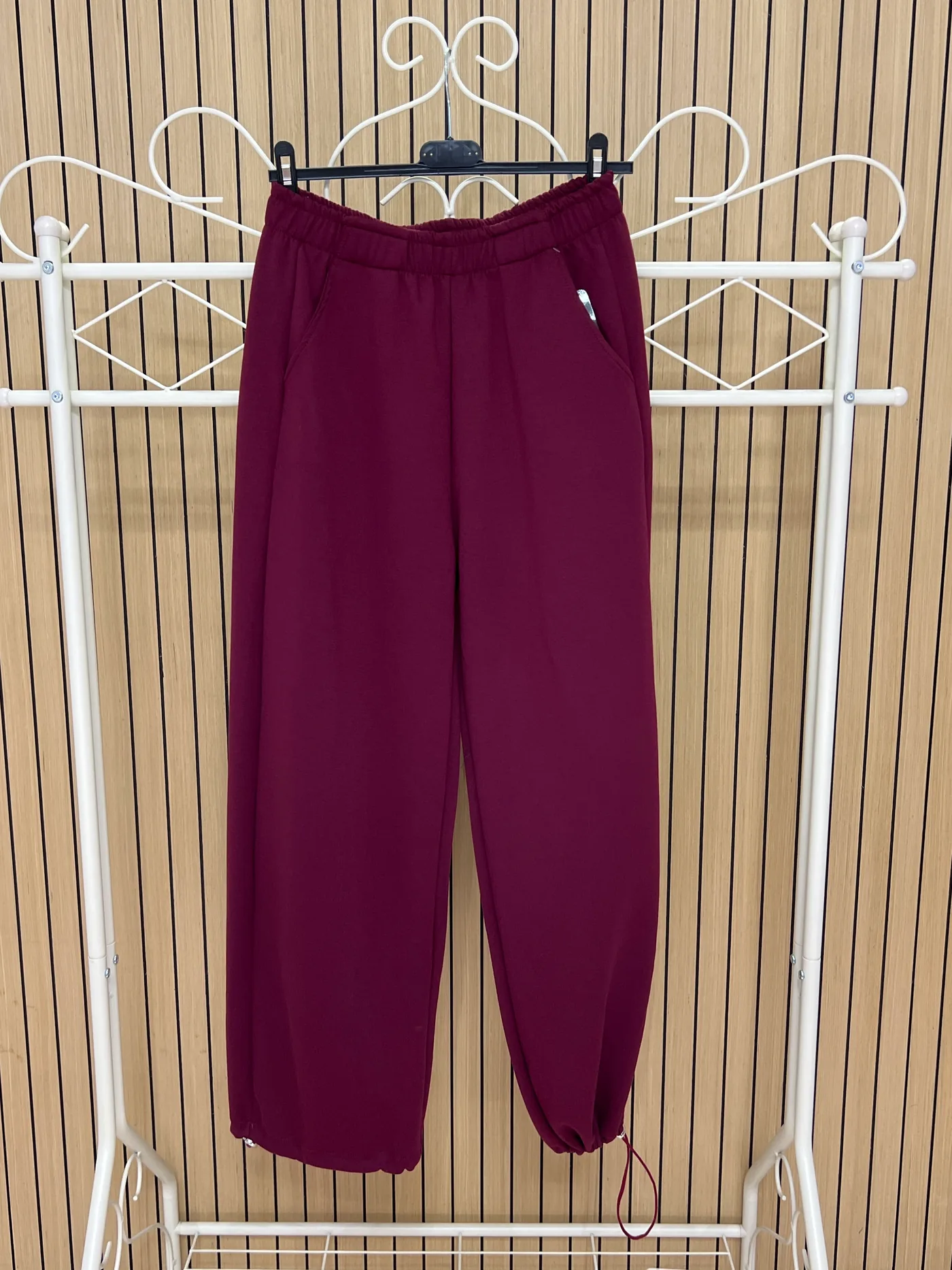 Pantalón deportivo puño ajustable granate