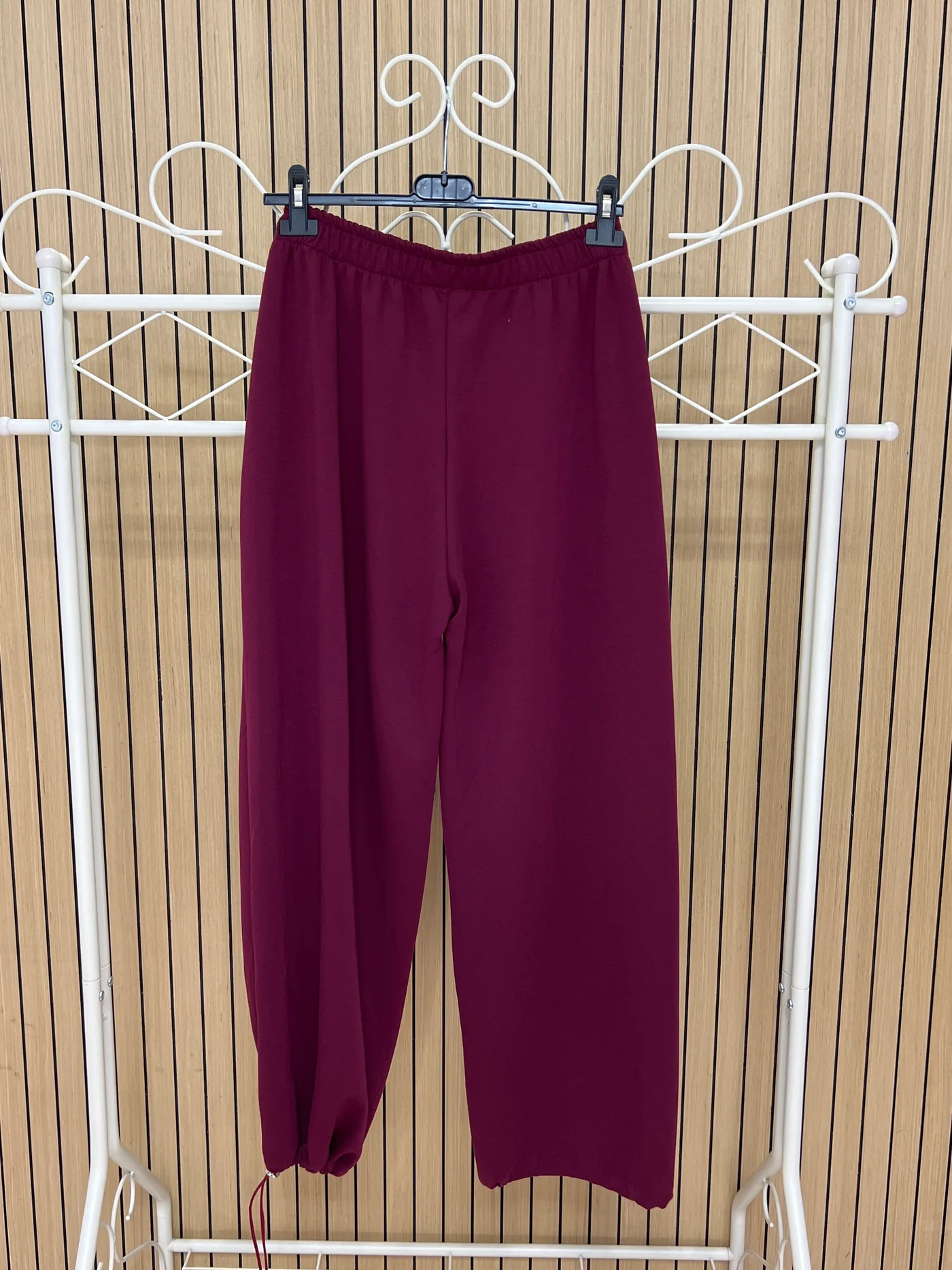 Pantalón deportivo puño ajustable granate - Imagen 2