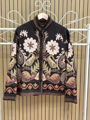 Chaqueta estampado floral marrón