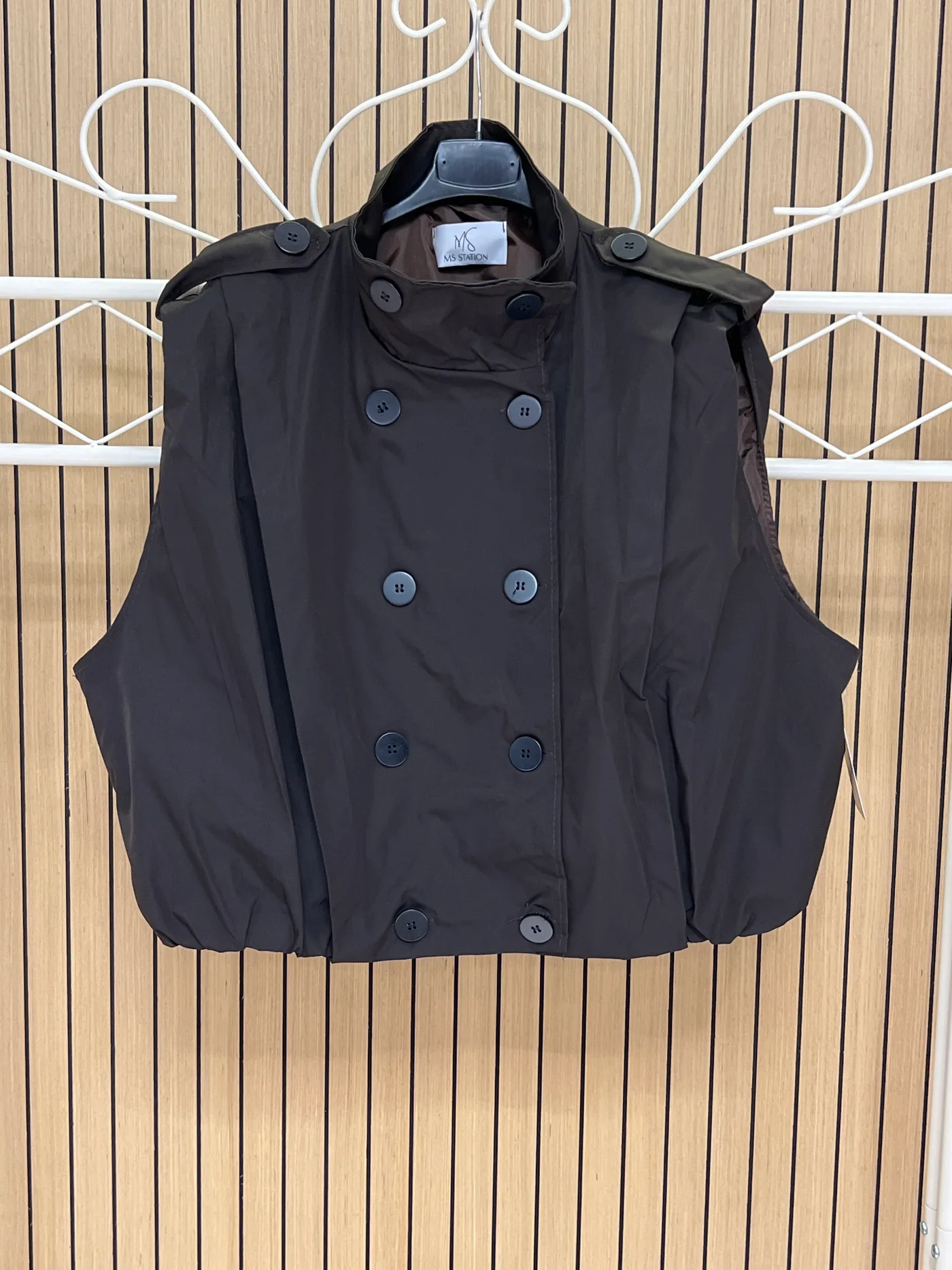 Chaleco impermeable botones negros chocolate