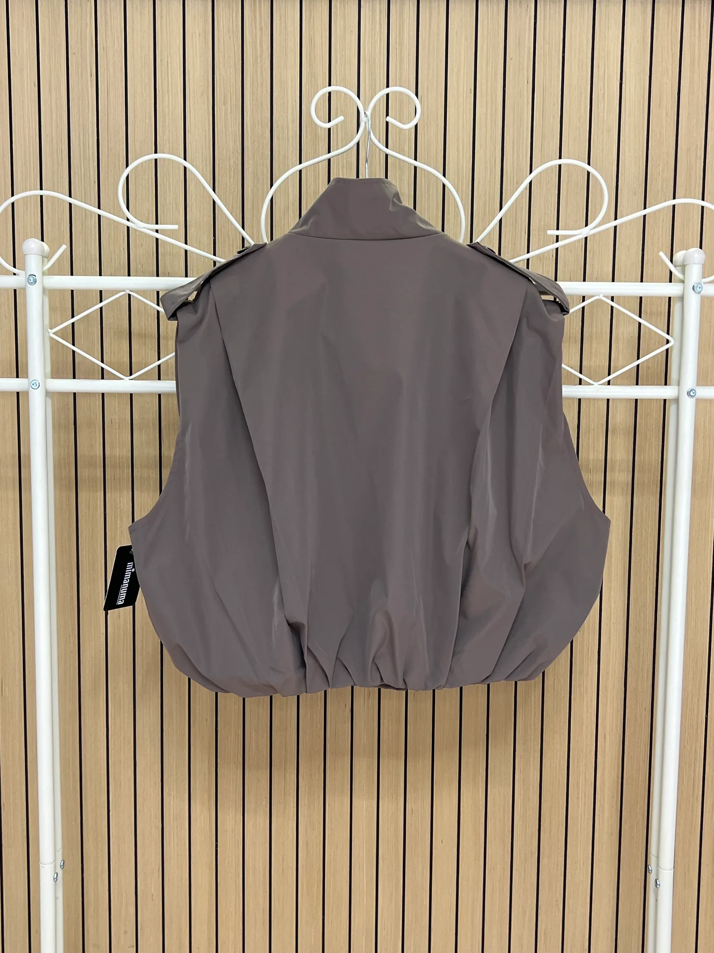 Chaleco impermeable botones negros taupe - Imagen 2