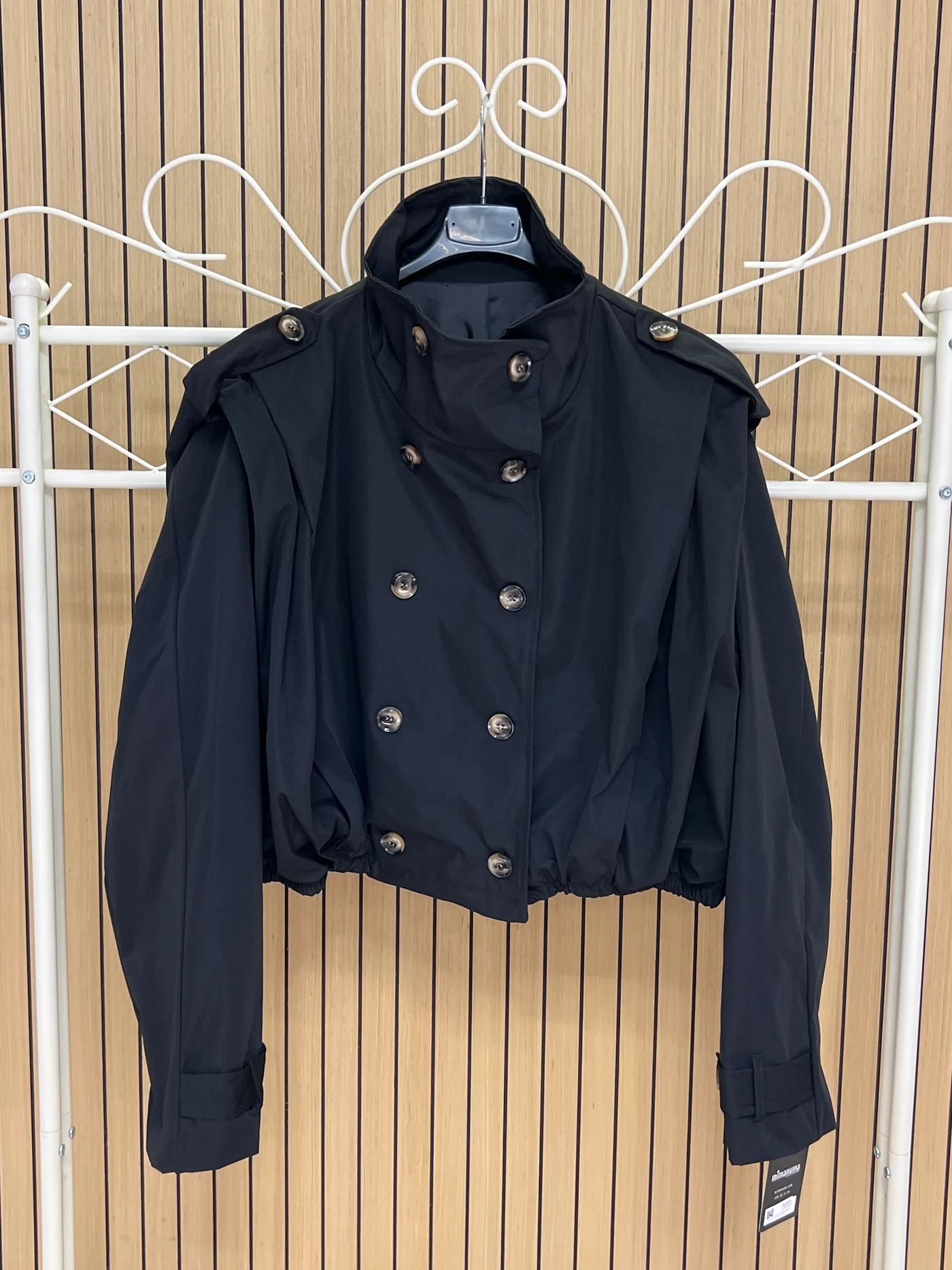 Chaqueta corta impermeable solapa hombro negra