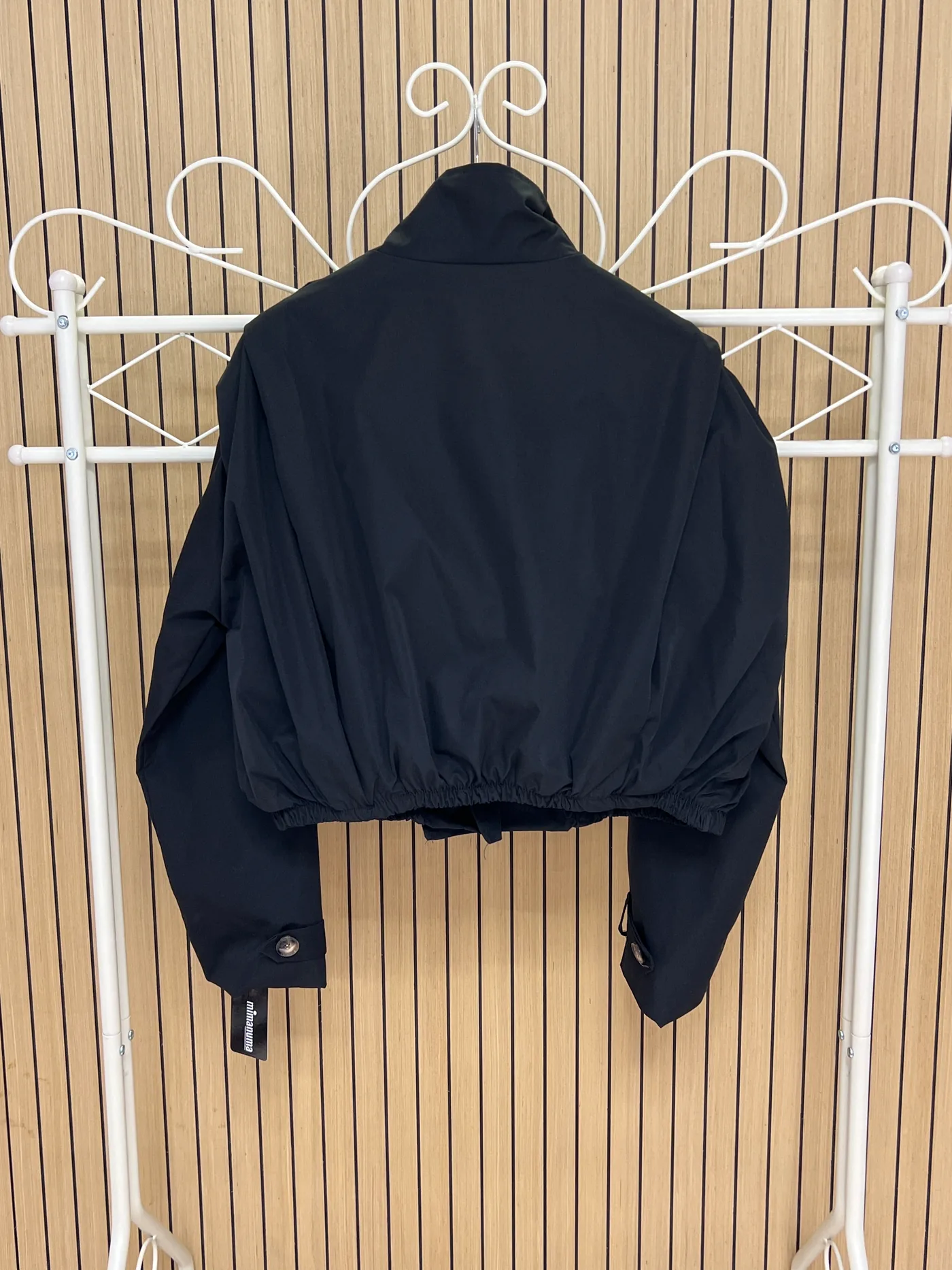 Chaqueta corta impermeable solapa hombro negra - Imagen 2