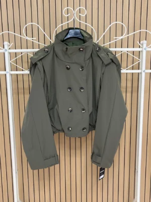 Chaqueta corta impermeable solapa hombro verde
