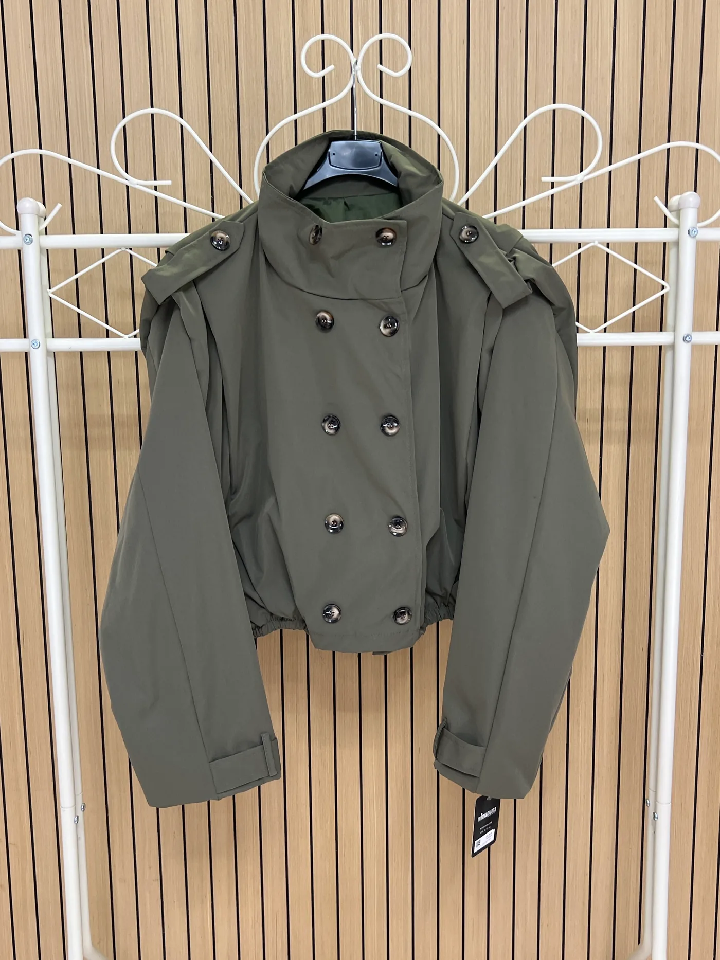 Chaqueta corta impermeable solapa hombro verde