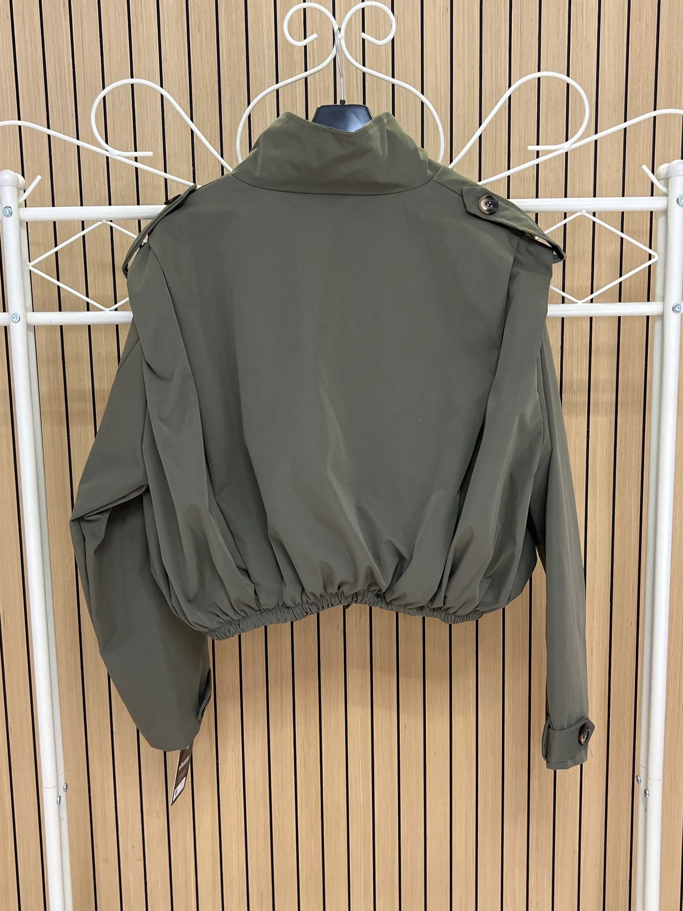 Chaqueta corta impermeable solapa hombro verde - Imagen 2