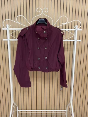 Chaqueta corta impermeable solapa hombro granate