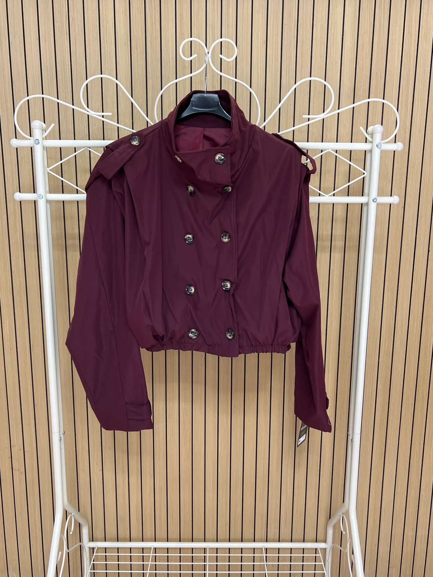 Chaqueta corta impermeable solapa hombro granate