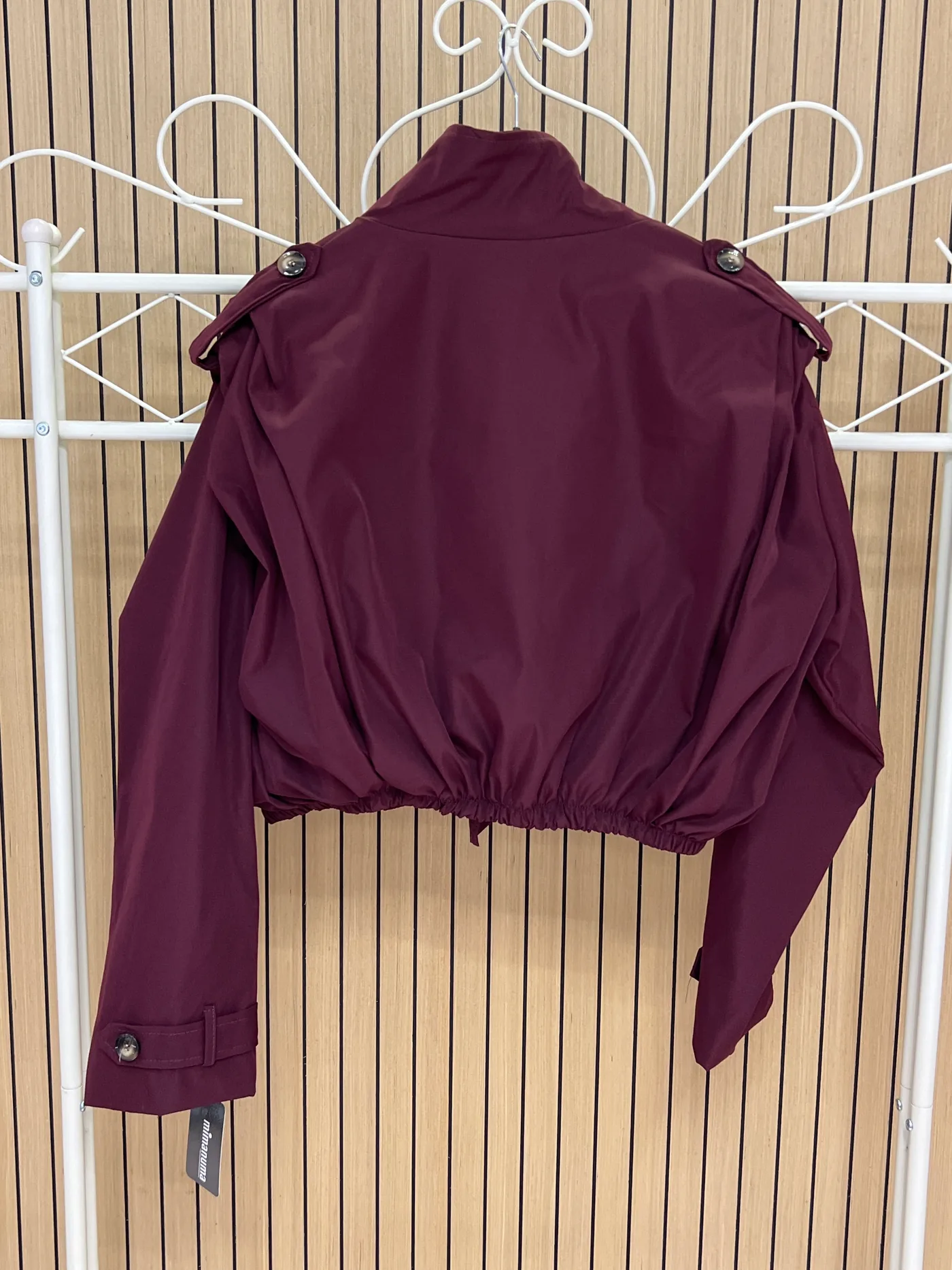 Chaqueta corta impermeable solapa hombro granate - Imagen 2