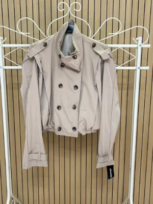 Chaqueta corta impermeable solapa hombro beige