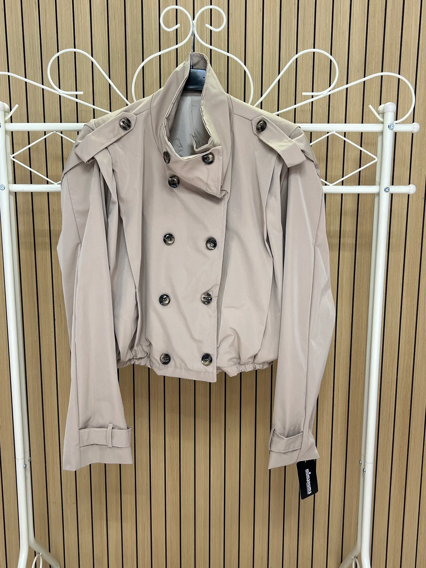 Chaqueta corta impermeable solapa hombro beige