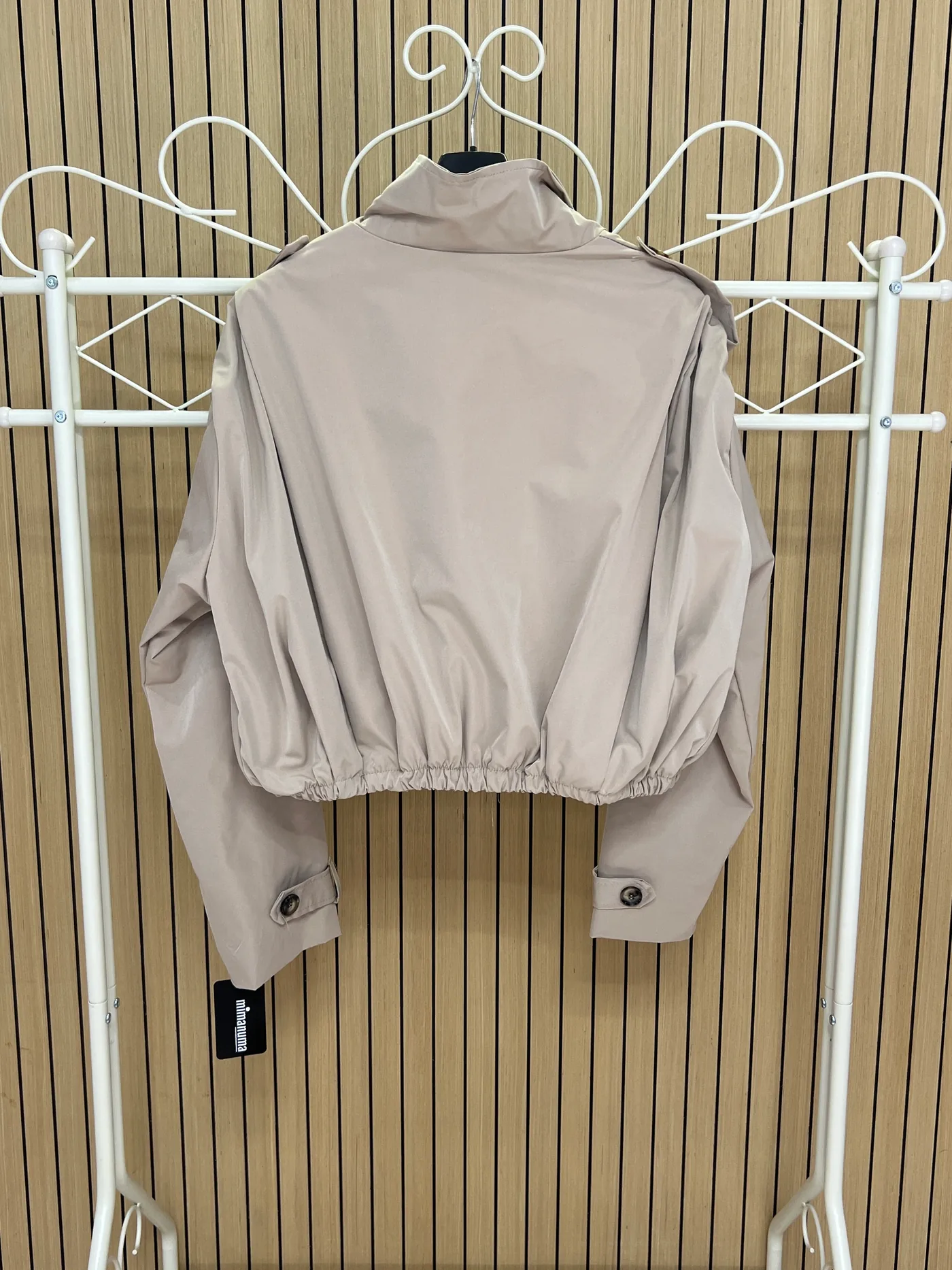 Chaqueta corta impermeable solapa hombro beige - Imagen 2