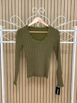 Jersey punto canalé puños y escote encaje verde