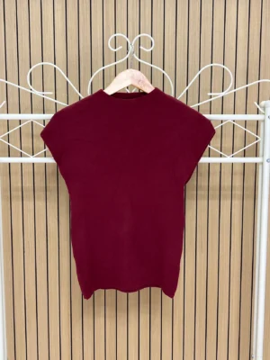 Jersey sin manga punto grueso cuello alto granate