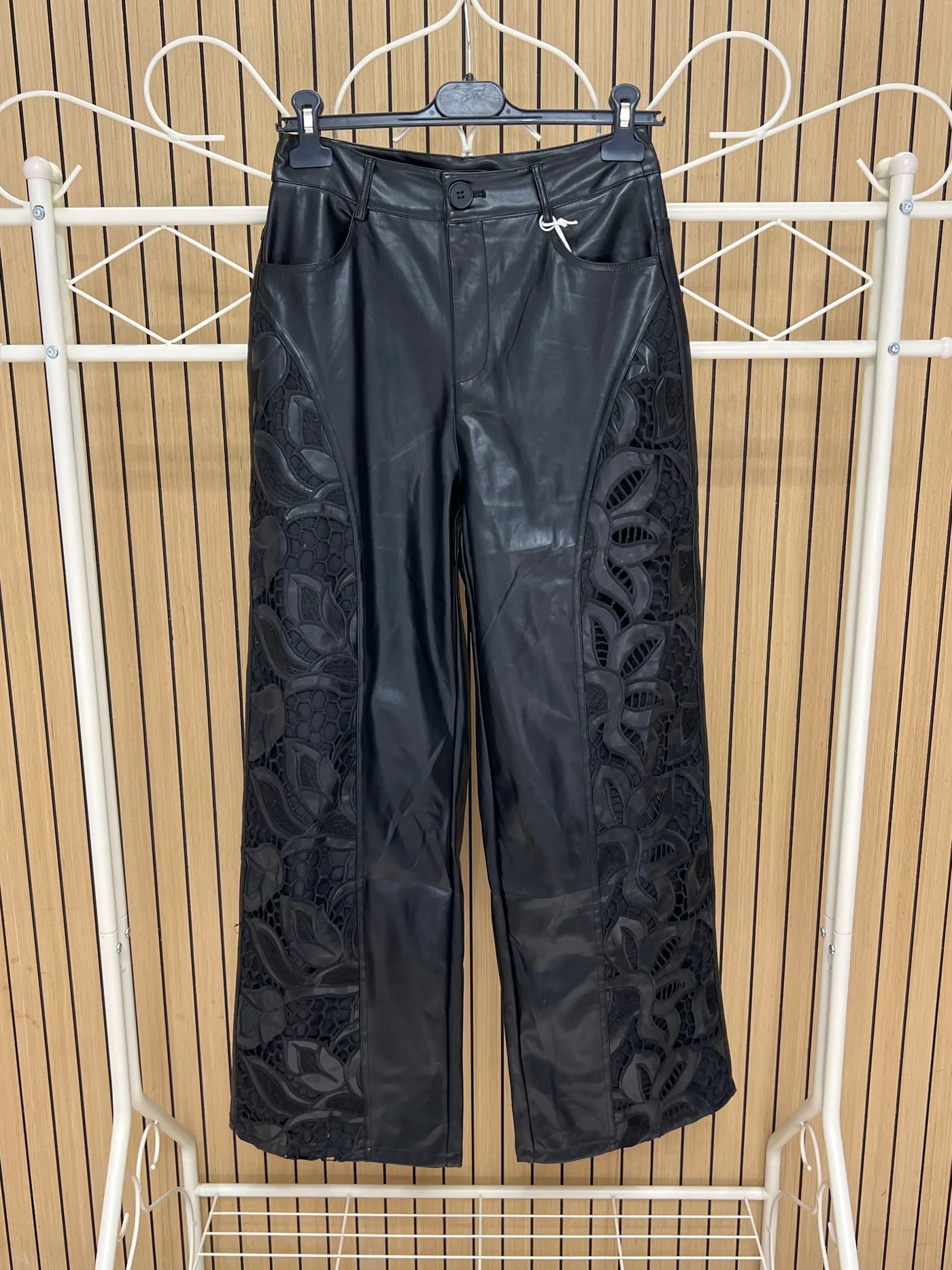 Pantalón cuero brocado negro