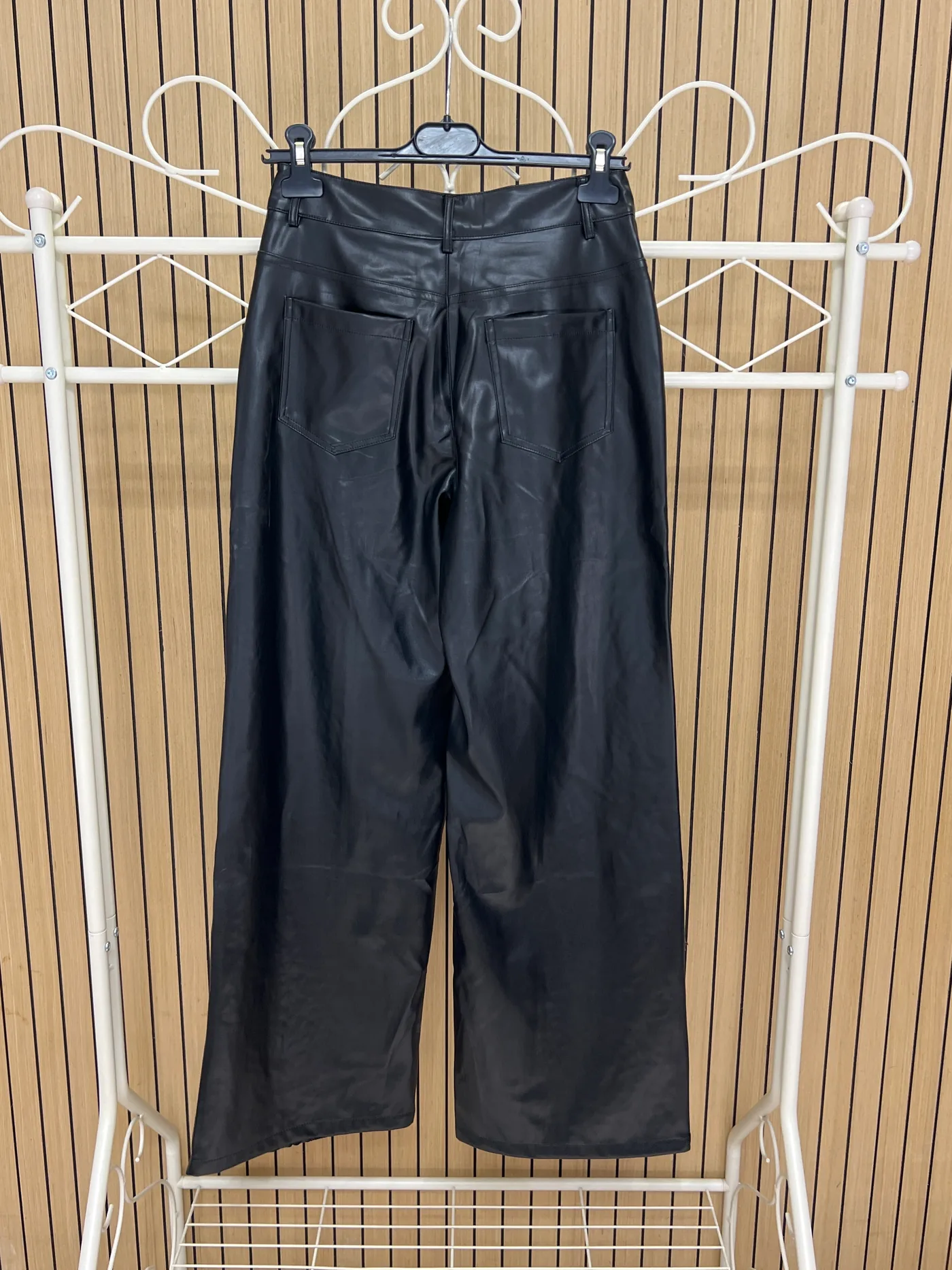 Pantalón cuero brocado negro - Imagen 2