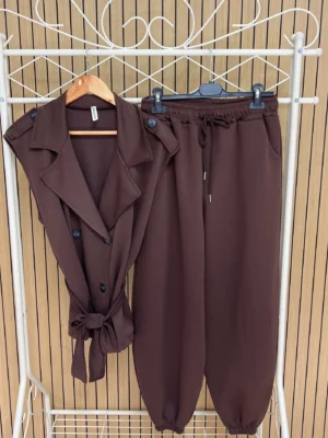 Conjunto deportivo chaleco y pantalón globo chocolate