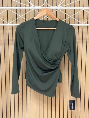 Camiseta lycra escote cruzado fruncida verde