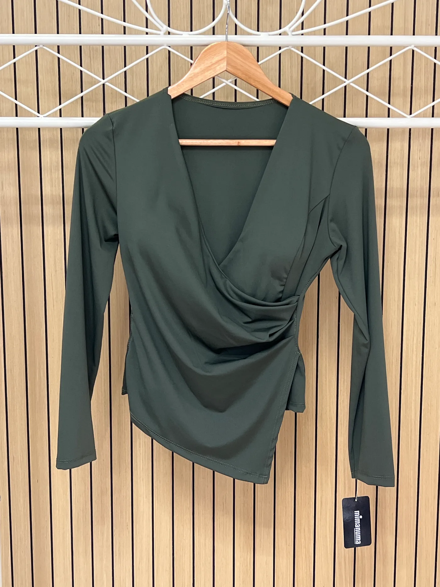 Camiseta lycra escote cruzado fruncida verde