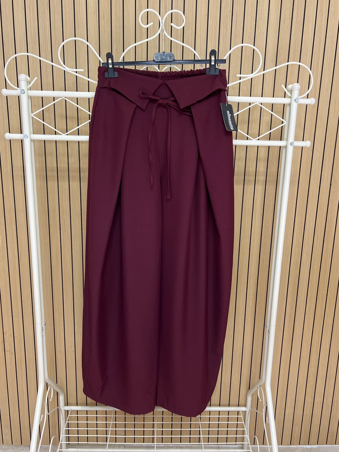 Pantalón palazzo cintura engomada con lazada granate
