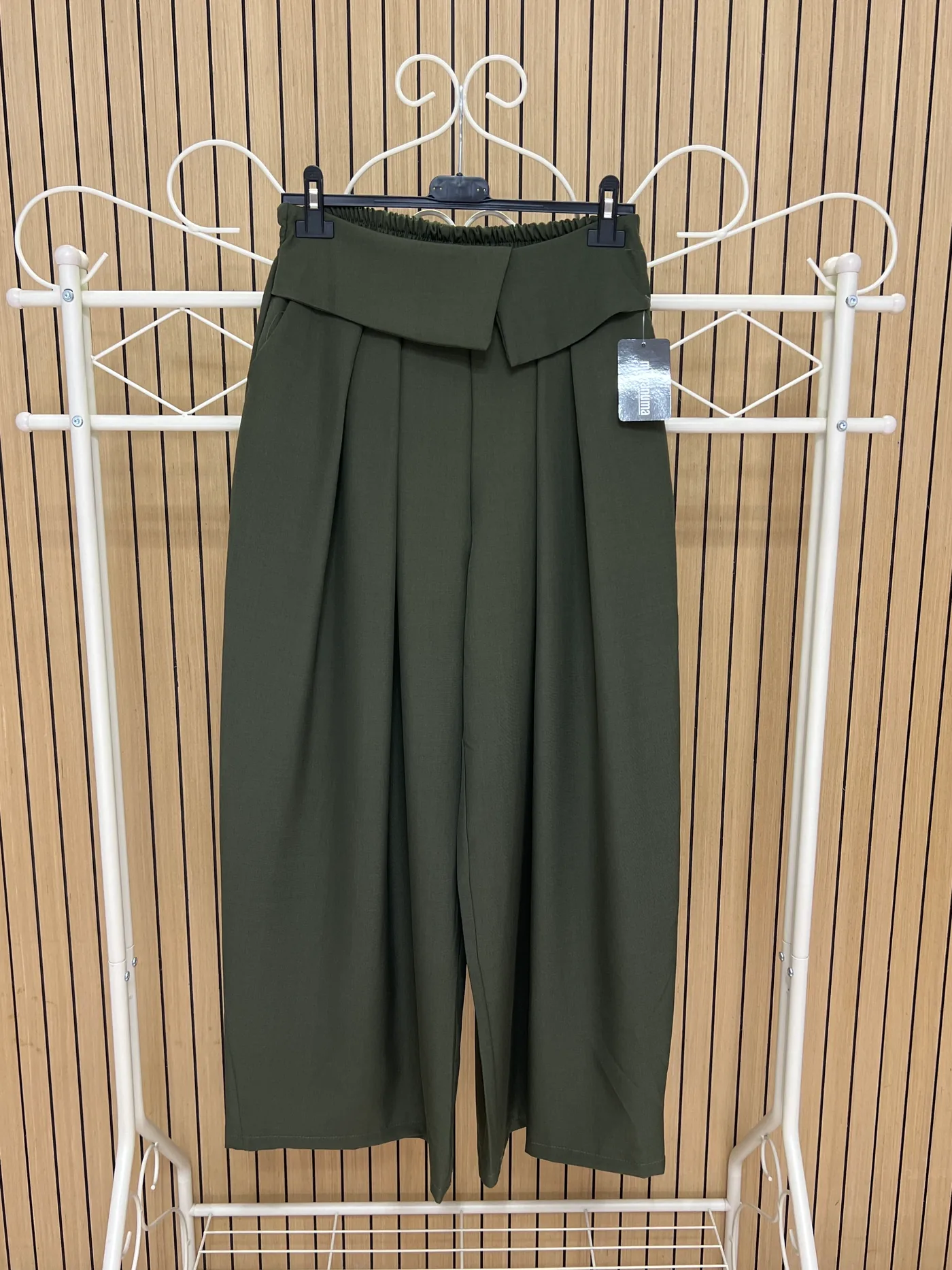 Pantalón palazzo cintura engomada y vuelta verde