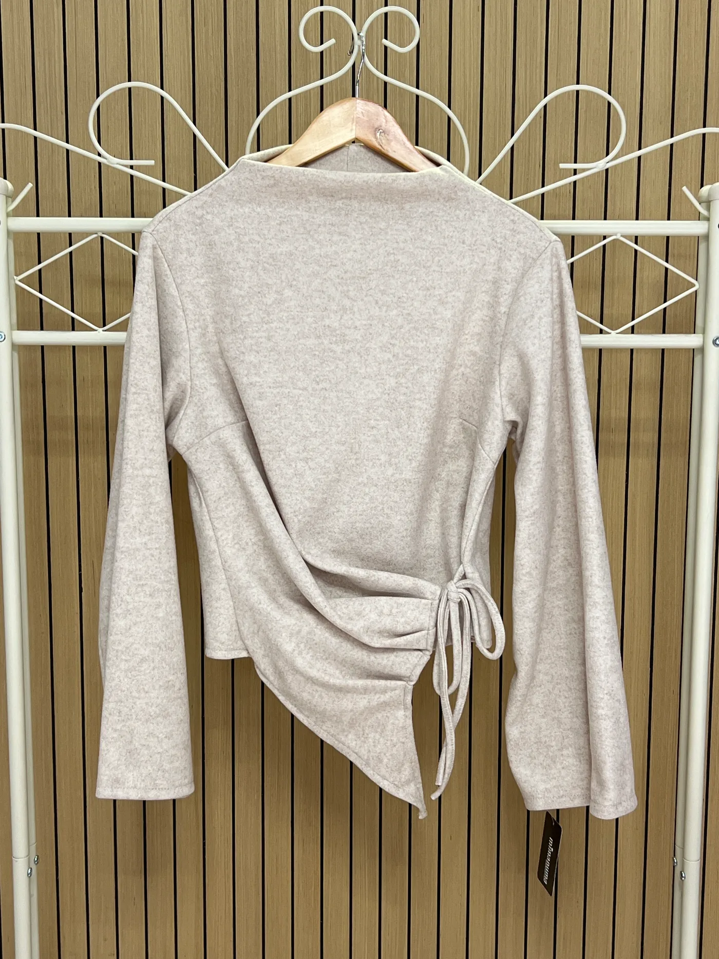 Camiseta afelpada con fruncido y lazada beige