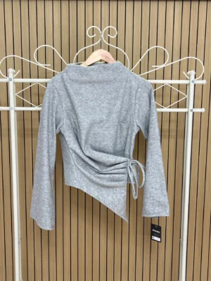 Camiseta afelpada con fruncido y lazada gris